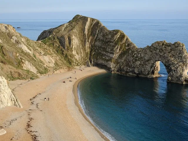 L'arche rocheuse de Durdle Door et une plage de sable pittoresque sur la côte.