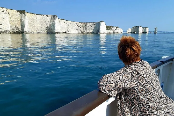 Passagier auf einem Boot mit Blick auf die Old Harry Rocks an der Jurassic Coast