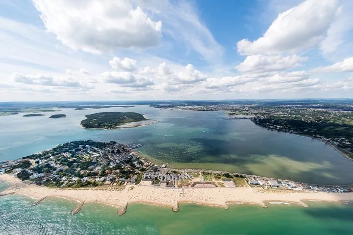 Luftaufnahme der Halbinsel Sandbanks, des Poole Harbour und der umliegenden Küstenregion