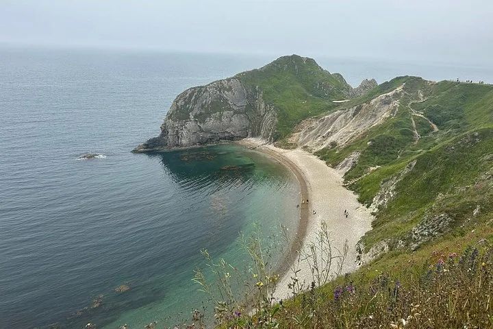 Vista costera de Man O'War Beach con aguas cristalinas a lo largo de la Costa Jurásica