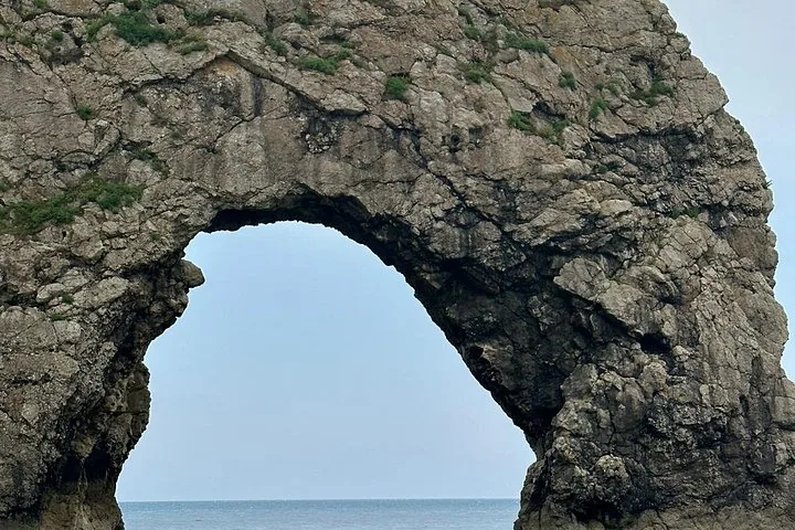 Nahaufnahme des felsigen Kalksteinbogens von Durdle Door über dem Meer